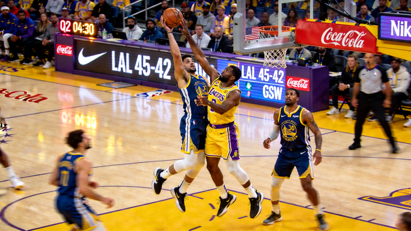 NBA篮球比赛直播画面，湖人队与勇士队球员激烈对抗